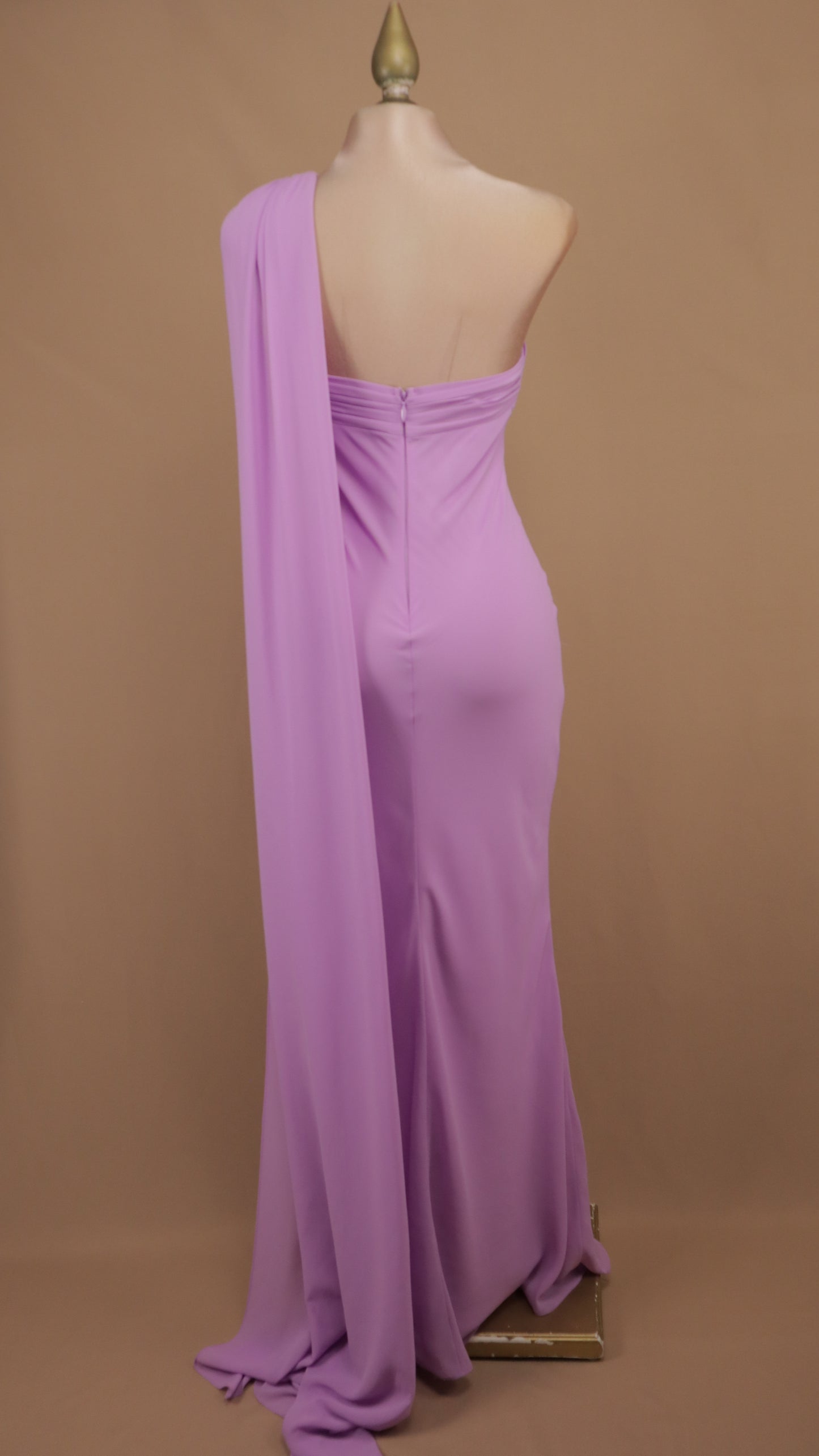 Vestido de gala asimétrico con cauda de pashmina