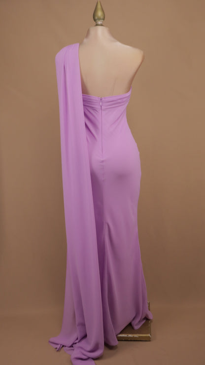Vestido de gala asimétrico con cauda de pashmina