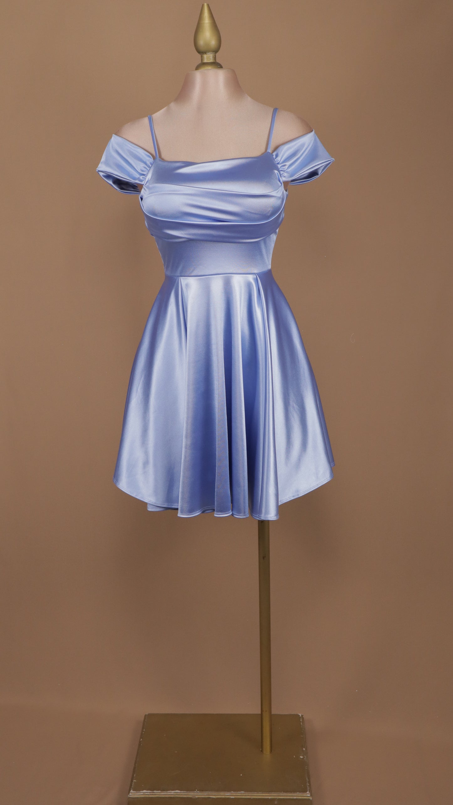Vestido corto con escote al hombro