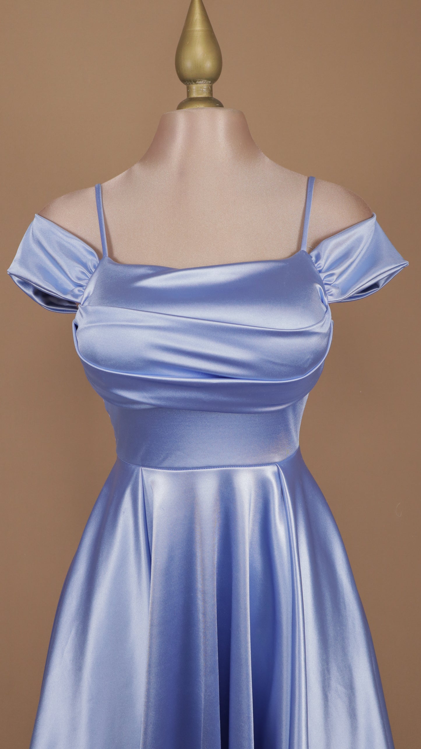 Vestido corto con escote al hombro