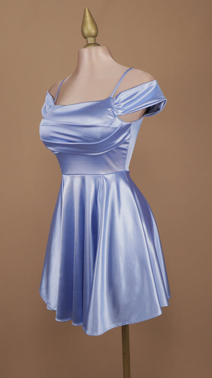Vestido corto con escote al hombro