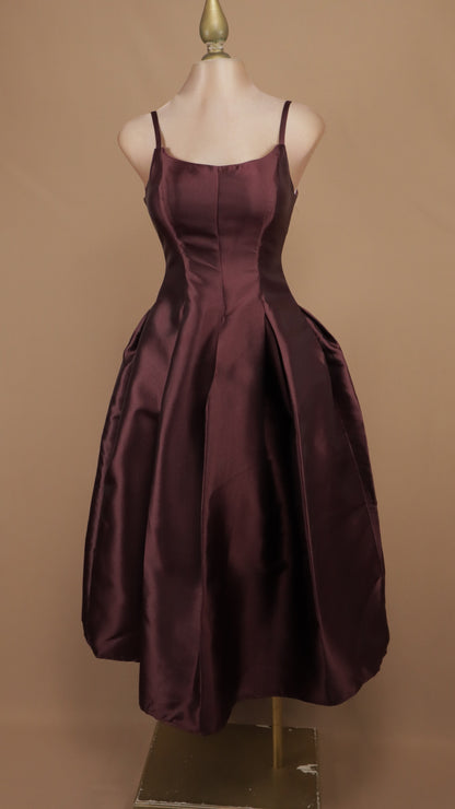 Vestido midi de satén en corte A con tirantes finos