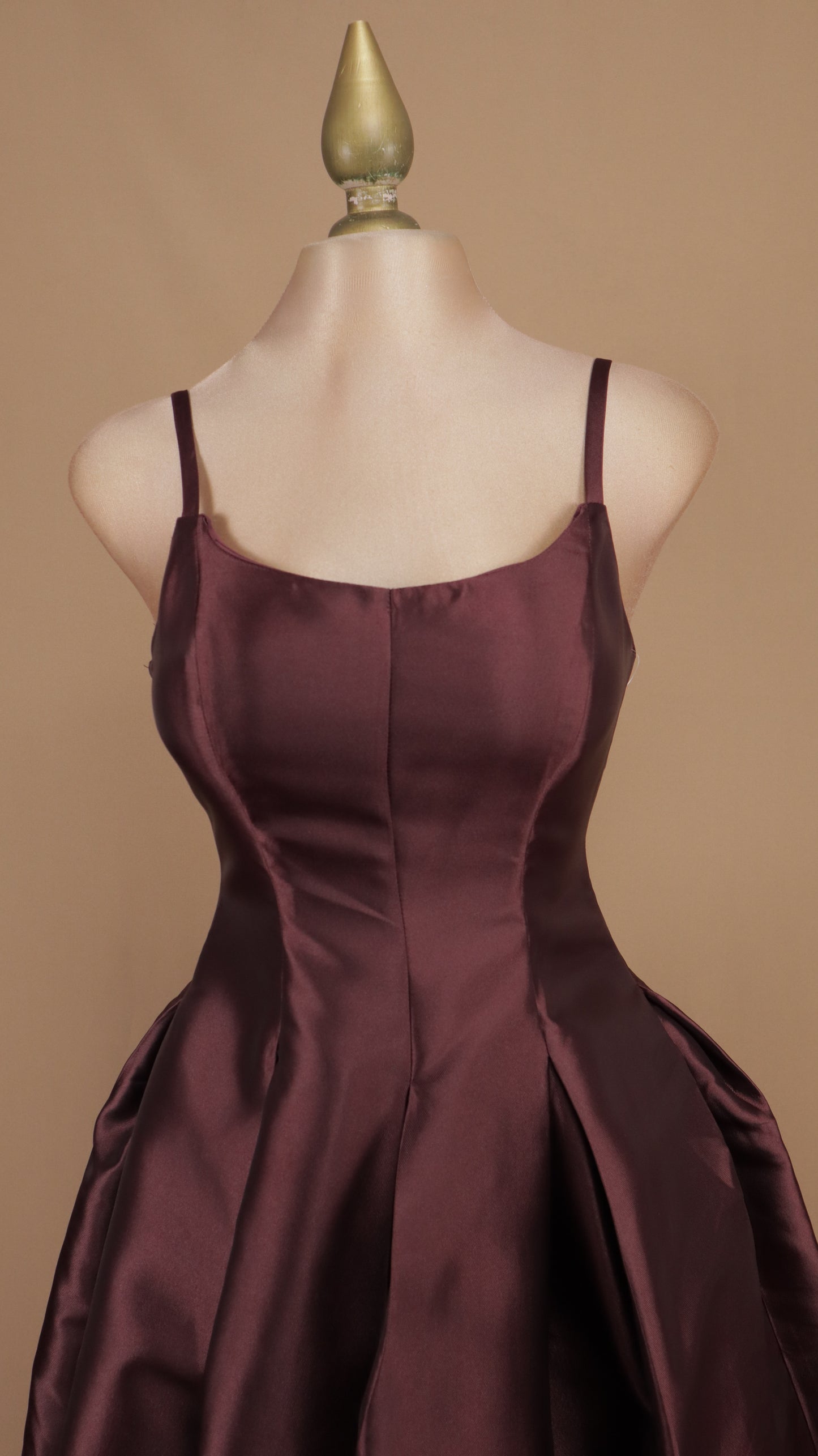 Vestido midi de satén en corte A con tirantes finos