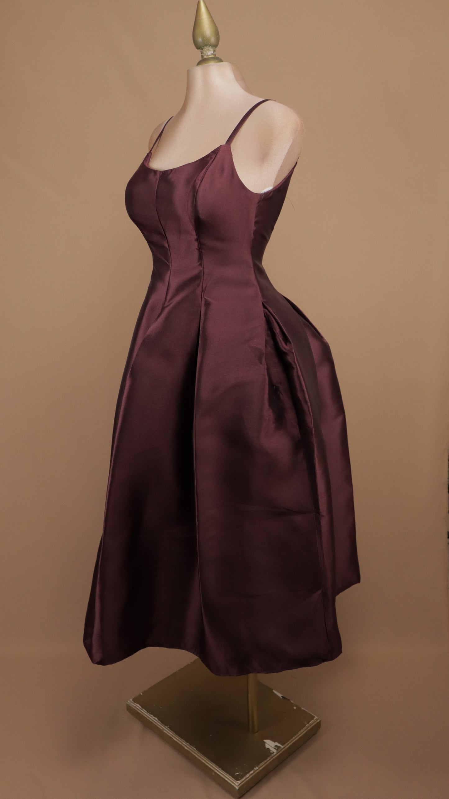 Vestido midi de satén en corte A con tirantes finos