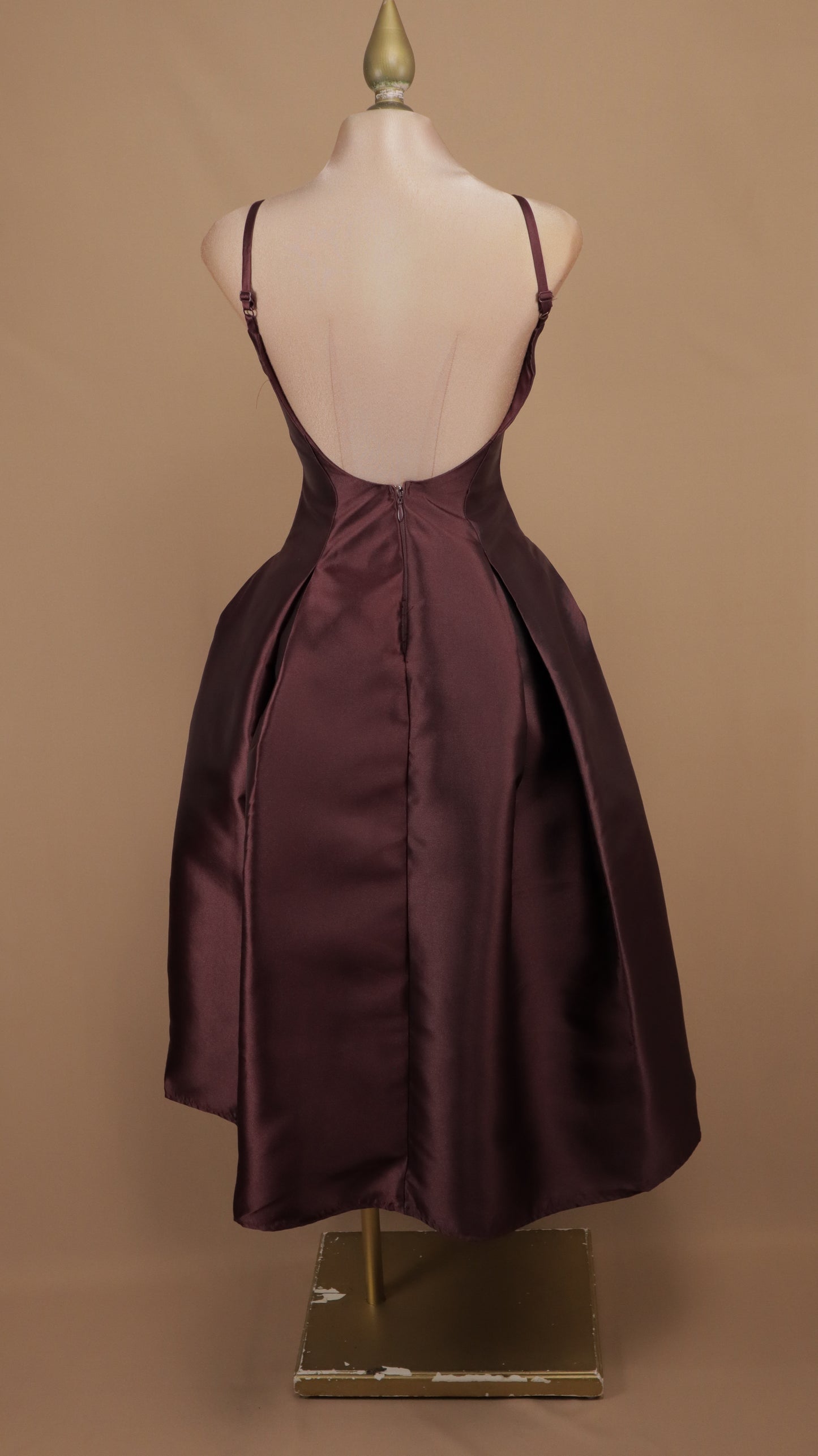 Vestido midi de satén en corte A con tirantes finos
