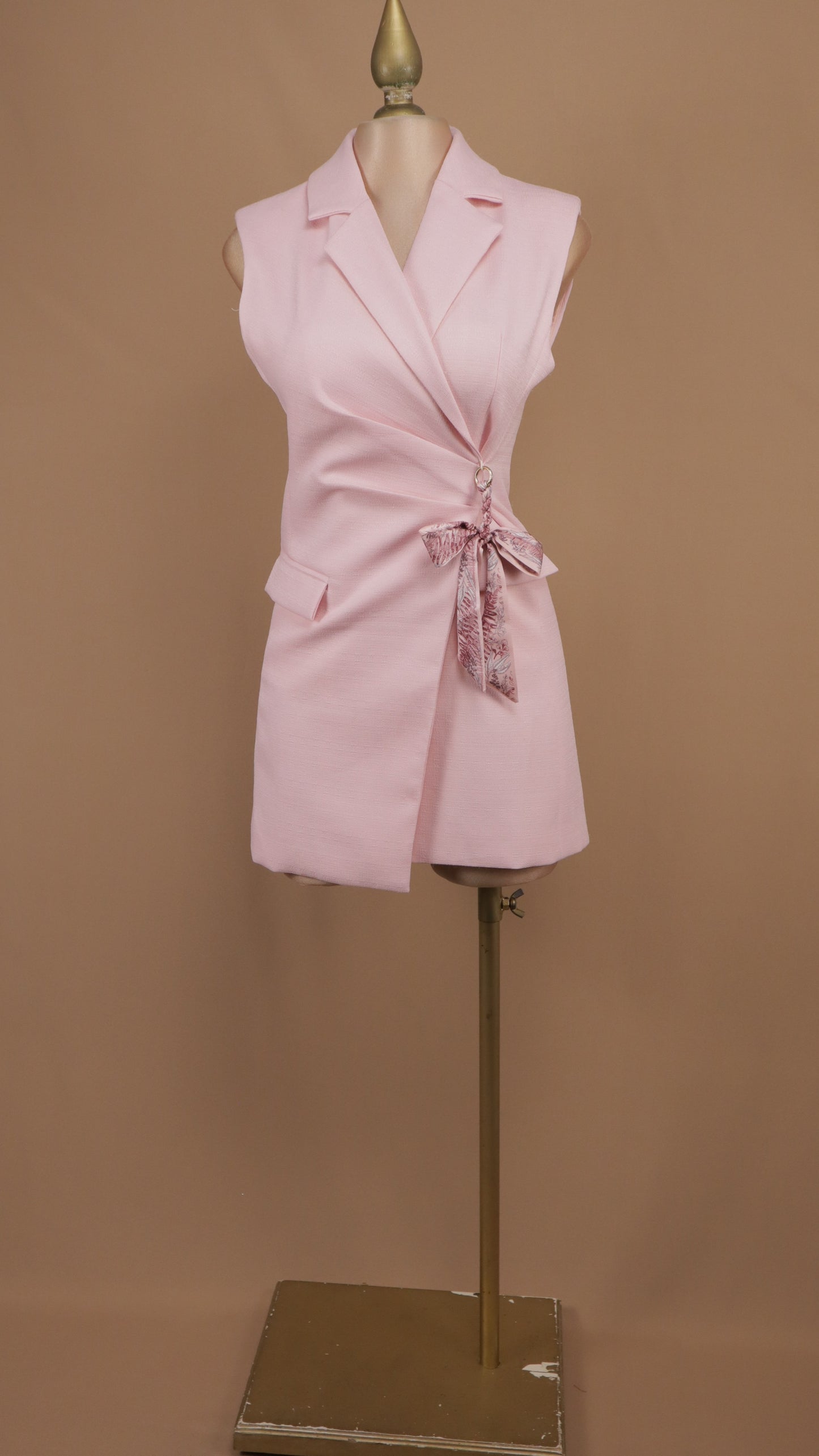 Vestido tipo chaleco sastre con broche de lazo drapeado