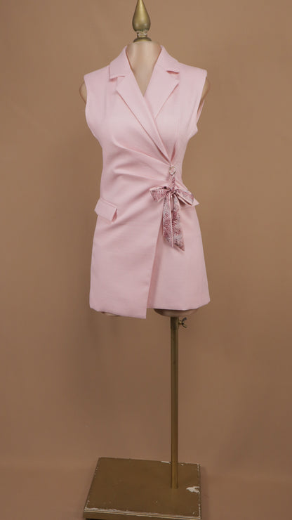 Vestido tipo chaleco sastre con broche de lazo drapeado