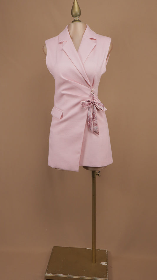 Vestido tipo chaleco sastre con broche de lazo drapeado