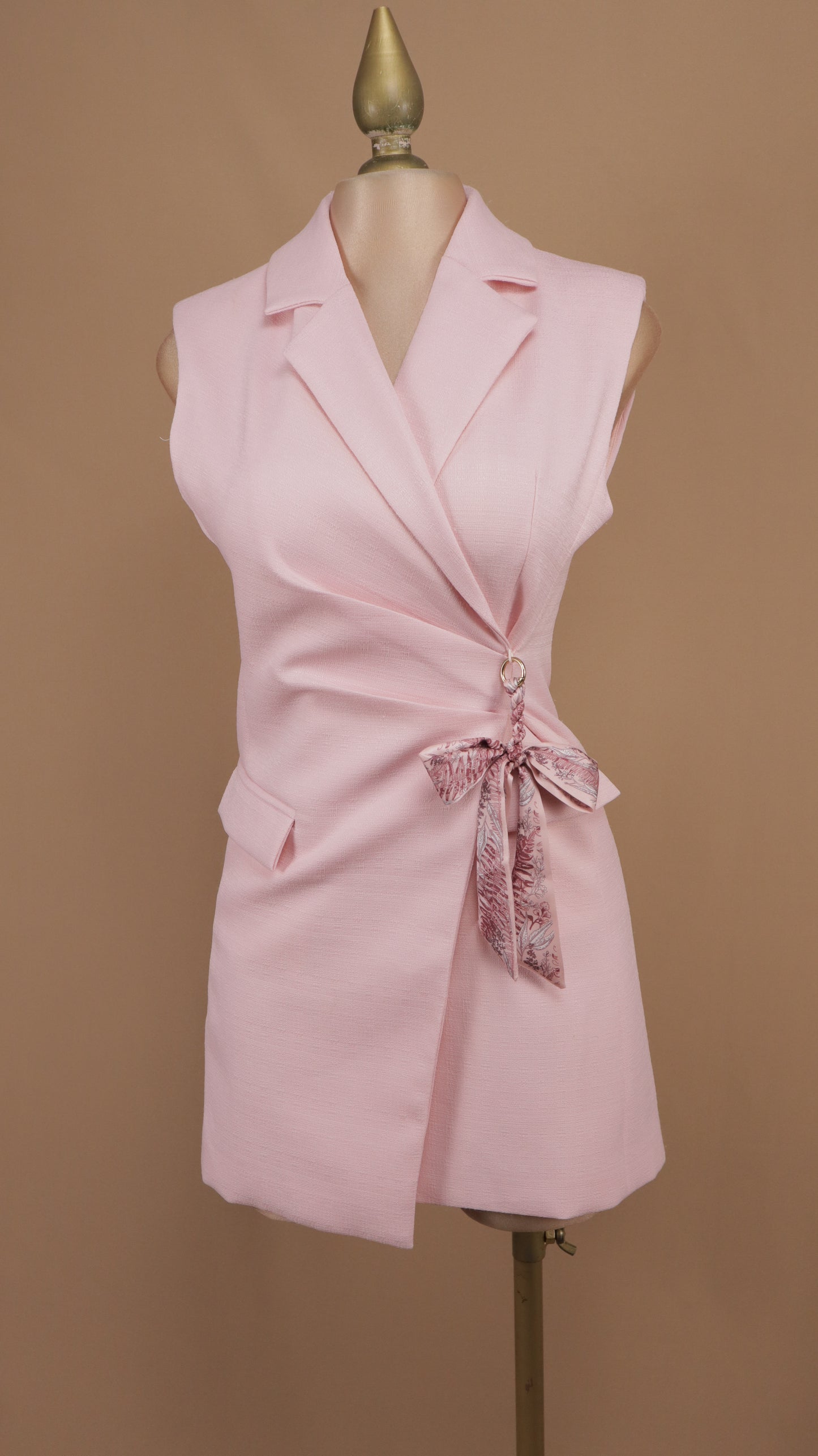 Vestido tipo chaleco sastre con broche de lazo drapeado