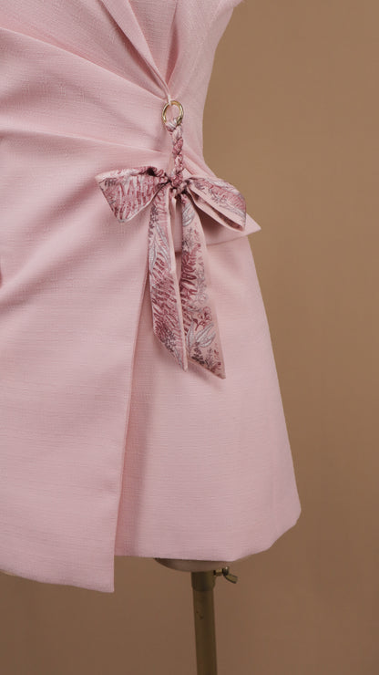 Vestido tipo chaleco sastre con broche de lazo drapeado