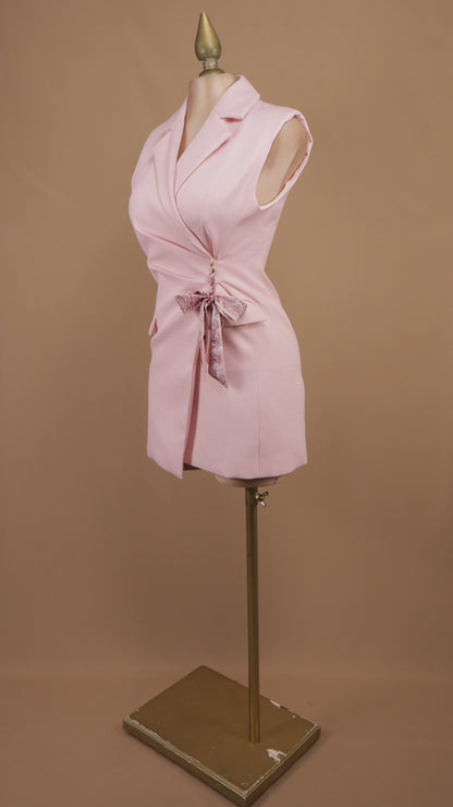 Vestido tipo chaleco sastre con broche de lazo drapeado