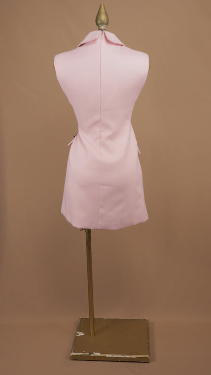 Vestido tipo chaleco sastre con broche de lazo drapeado