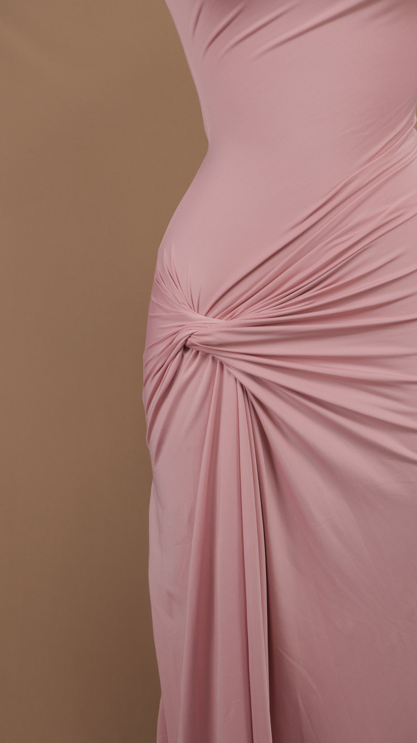 Vestido largo ajustado con detalle drapeado y nudo lateral