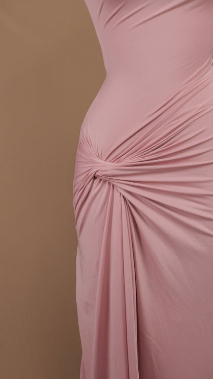 Vestido largo ajustado con detalle drapeado y nudo lateral
