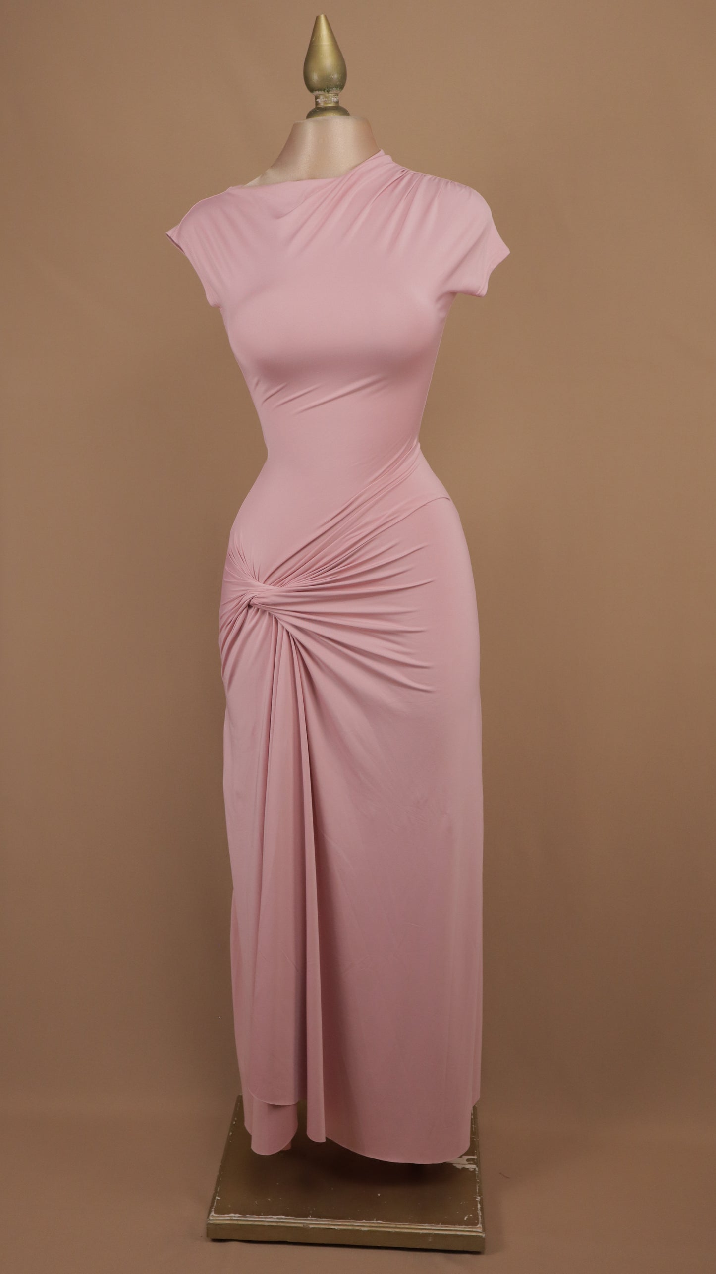 Vestido largo ajustado con detalle drapeado y nudo lateral