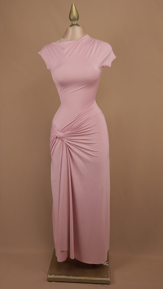 Vestido largo ajustado con detalle drapeado y nudo lateral