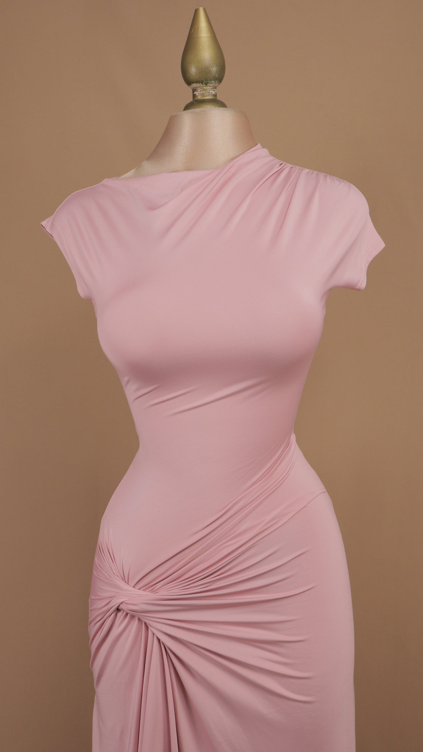 Vestido largo ajustado con detalle drapeado y nudo lateral
