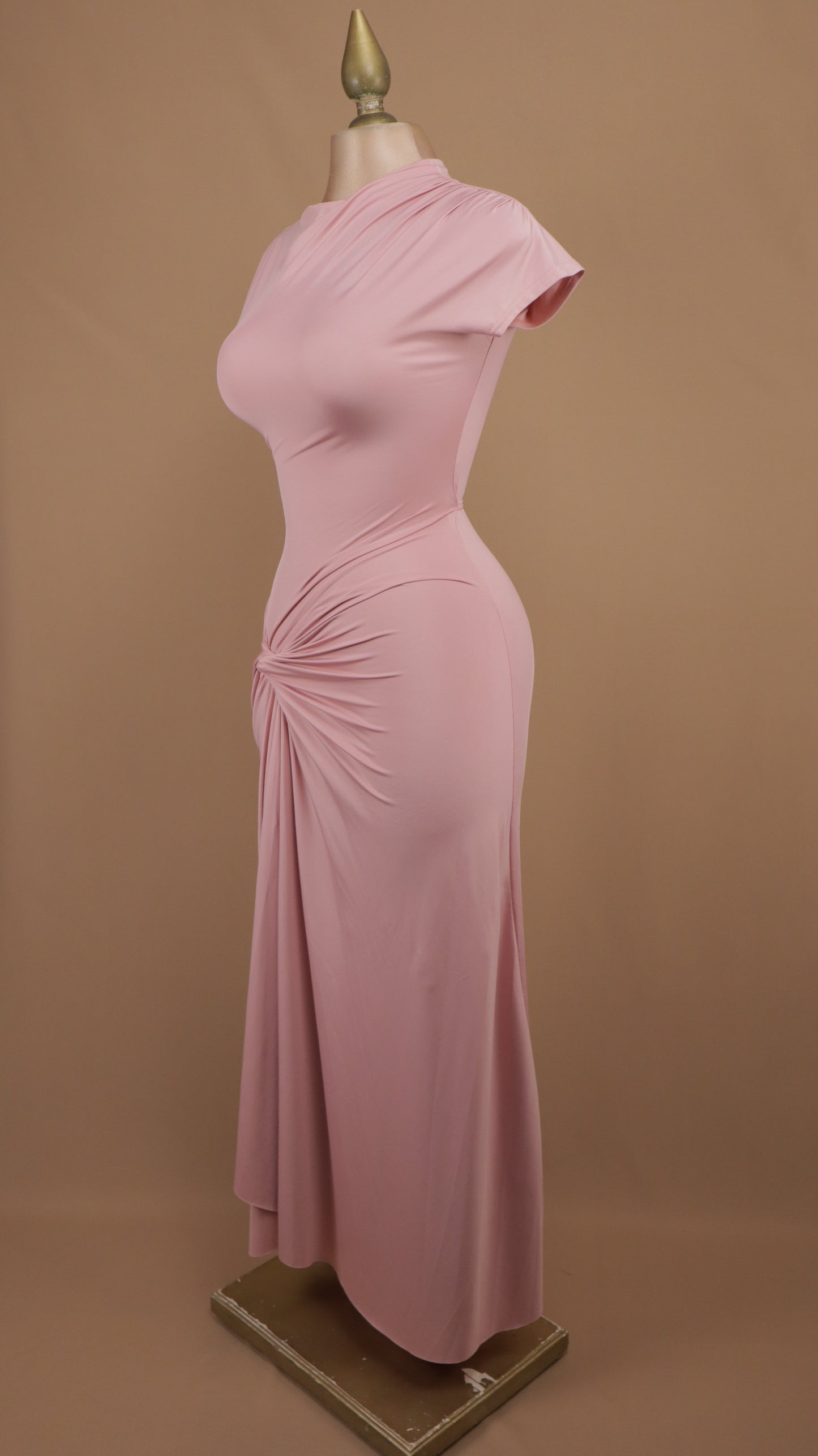 Vestido largo ajustado con detalle drapeado y nudo lateral