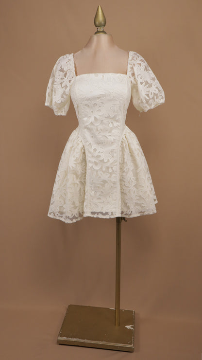 Vestido corto de encaje guipur marfil con mangas abullonadas y corpiño estructurado