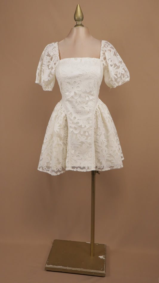 Vestido corto de encaje guipur marfil con mangas abullonadas y corpiño estructurado