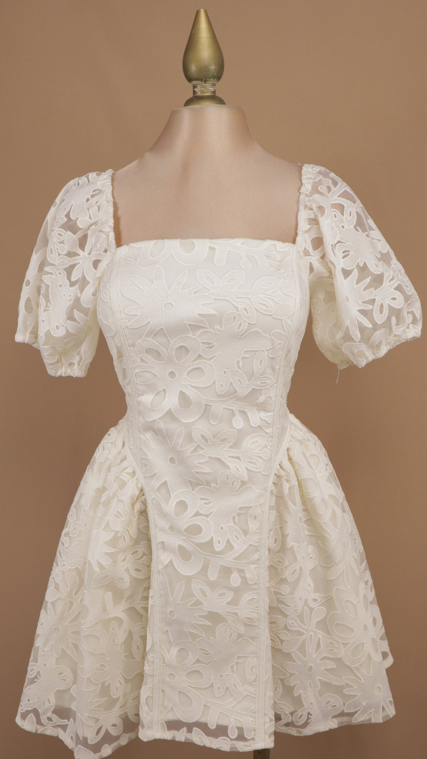 Vestido corto de encaje guipur marfil con mangas abullonadas y corpiño estructurado