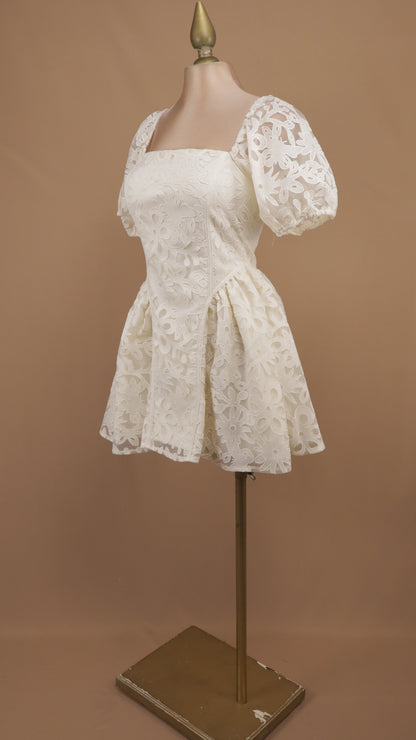 Vestido corto de encaje guipur marfil con mangas abullonadas y corpiño estructurado