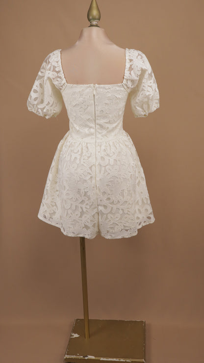 Vestido corto de encaje guipur marfil con mangas abullonadas y corpiño estructurado