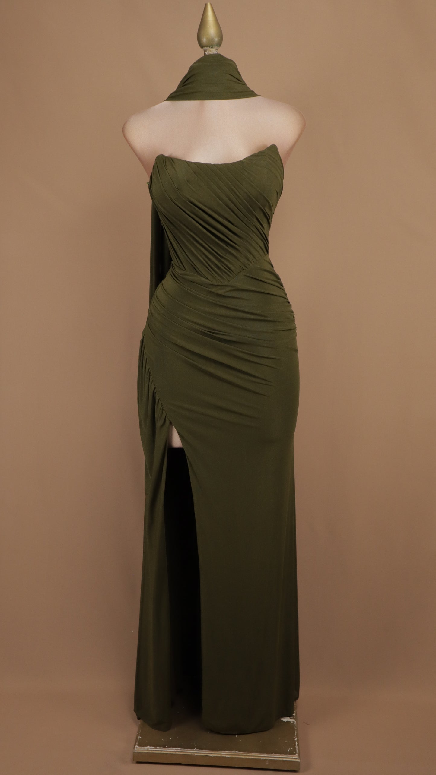 Vestido largo drapeado con escote y abertura lateral