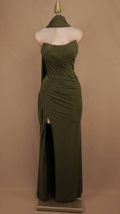 Vestido largo drapeado con escote y abertura lateral