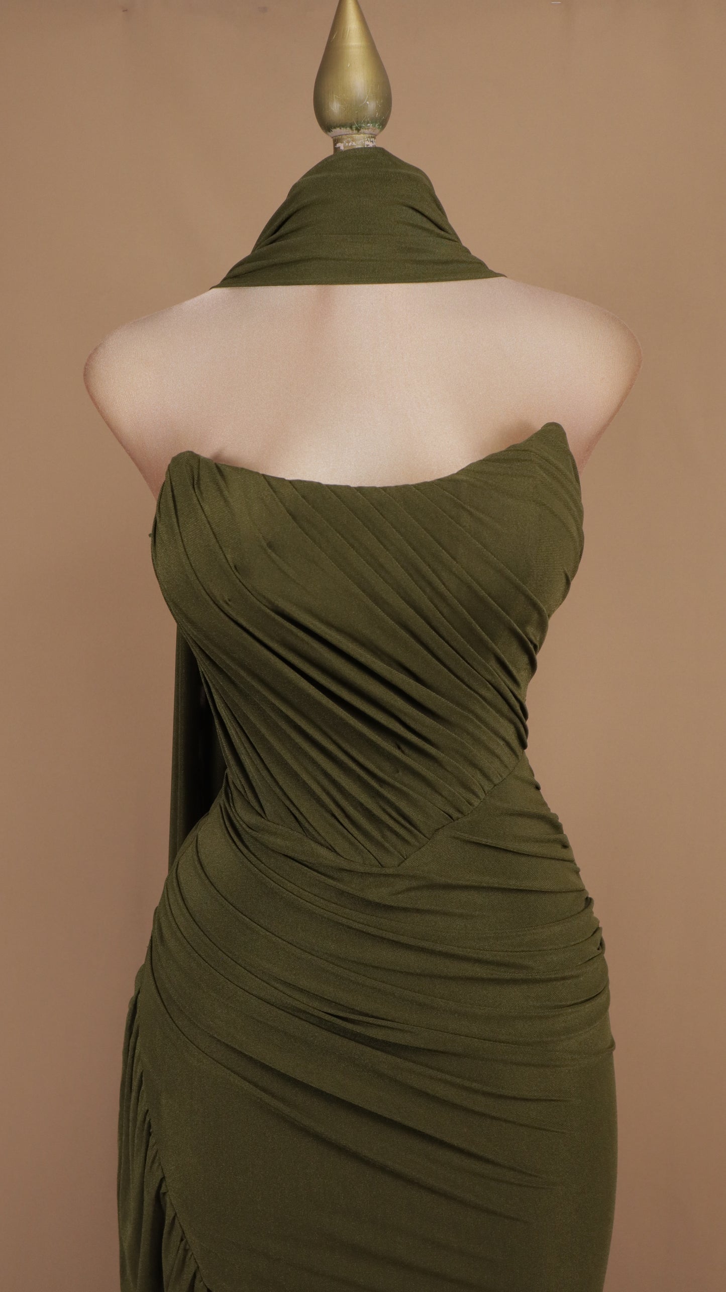 Vestido largo drapeado con escote y abertura lateral