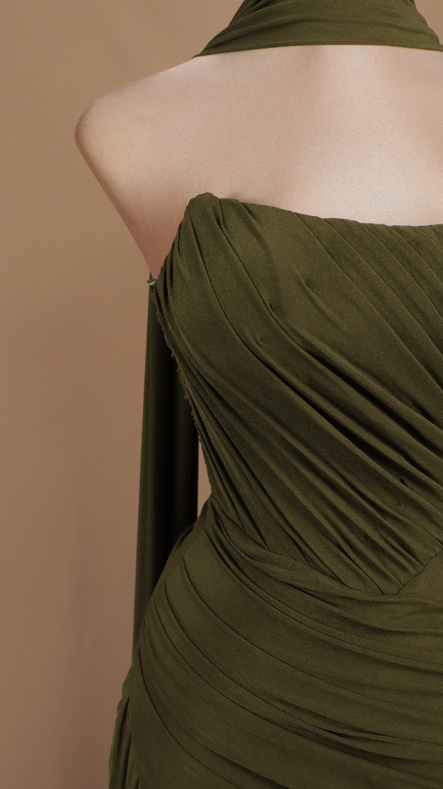 Vestido largo drapeado con escote y abertura lateral