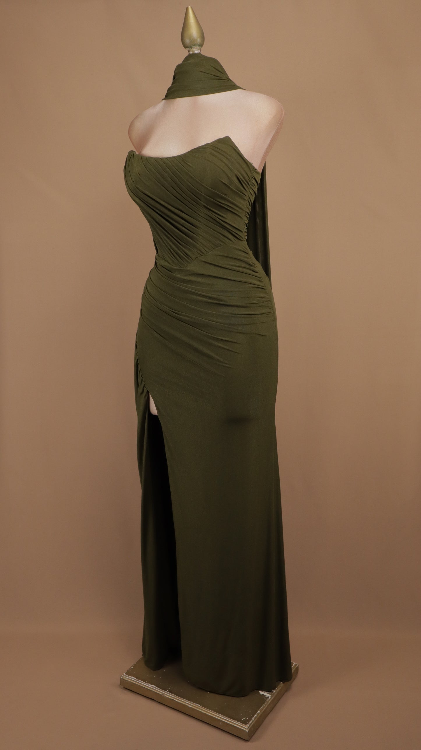 Vestido largo drapeado con escote y abertura lateral
