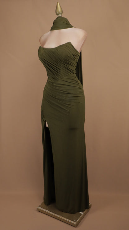 Vestido largo drapeado con escote y abertura lateral