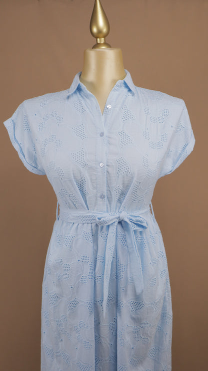 Vestido camisero midi de encaje suizo con lazo a la cintura
