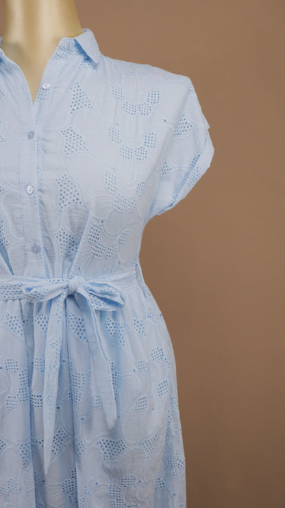 Vestido camisero midi de encaje suizo con lazo a la cintura