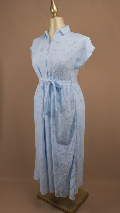 Vestido camisero midi de encaje suizo con lazo a la cintura