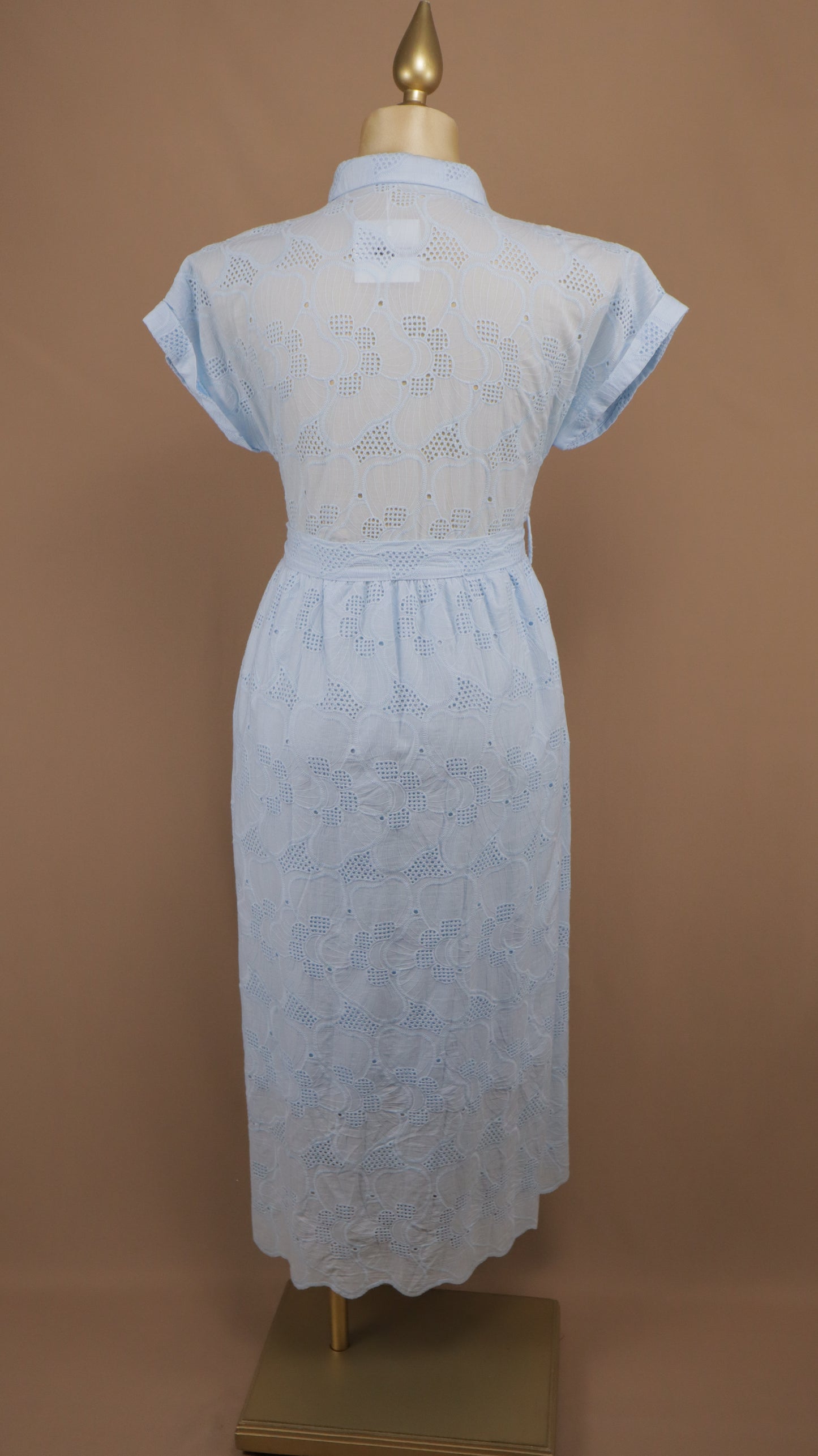 Vestido camisero midi de encaje suizo con lazo a la cintura