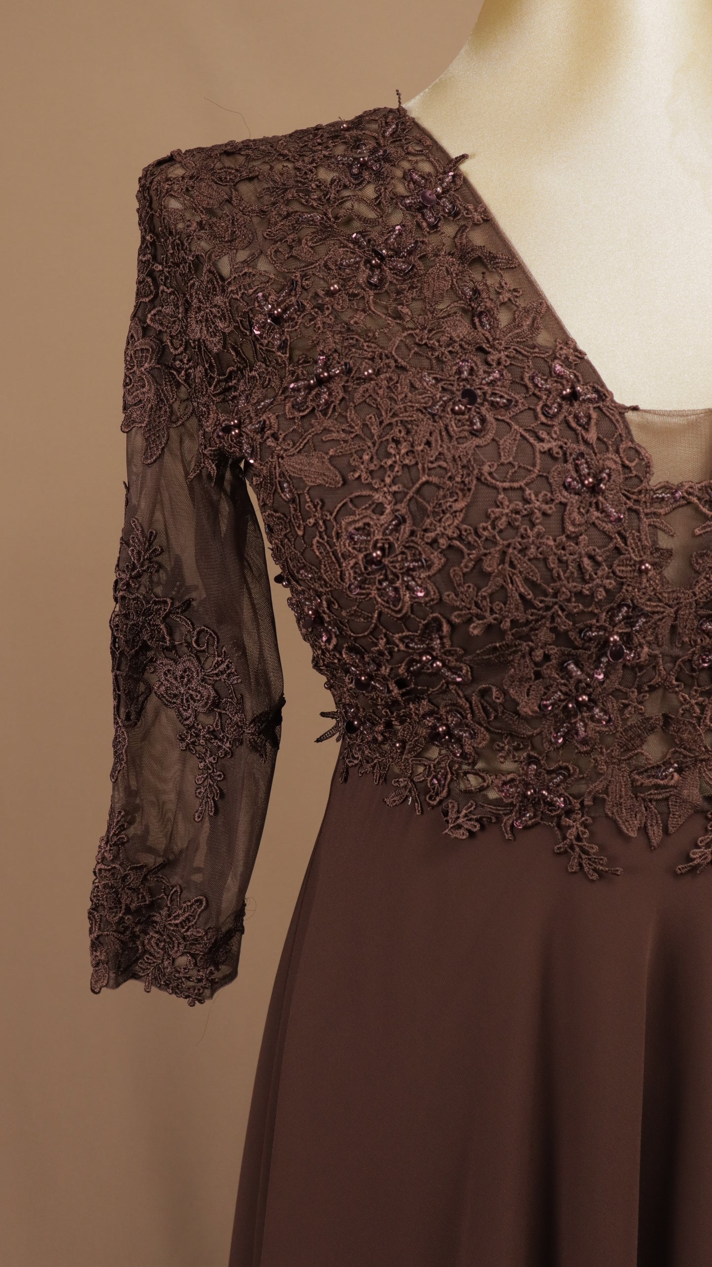 Vestido largo extra de gala con top de encaje pedrería y falda de gasa