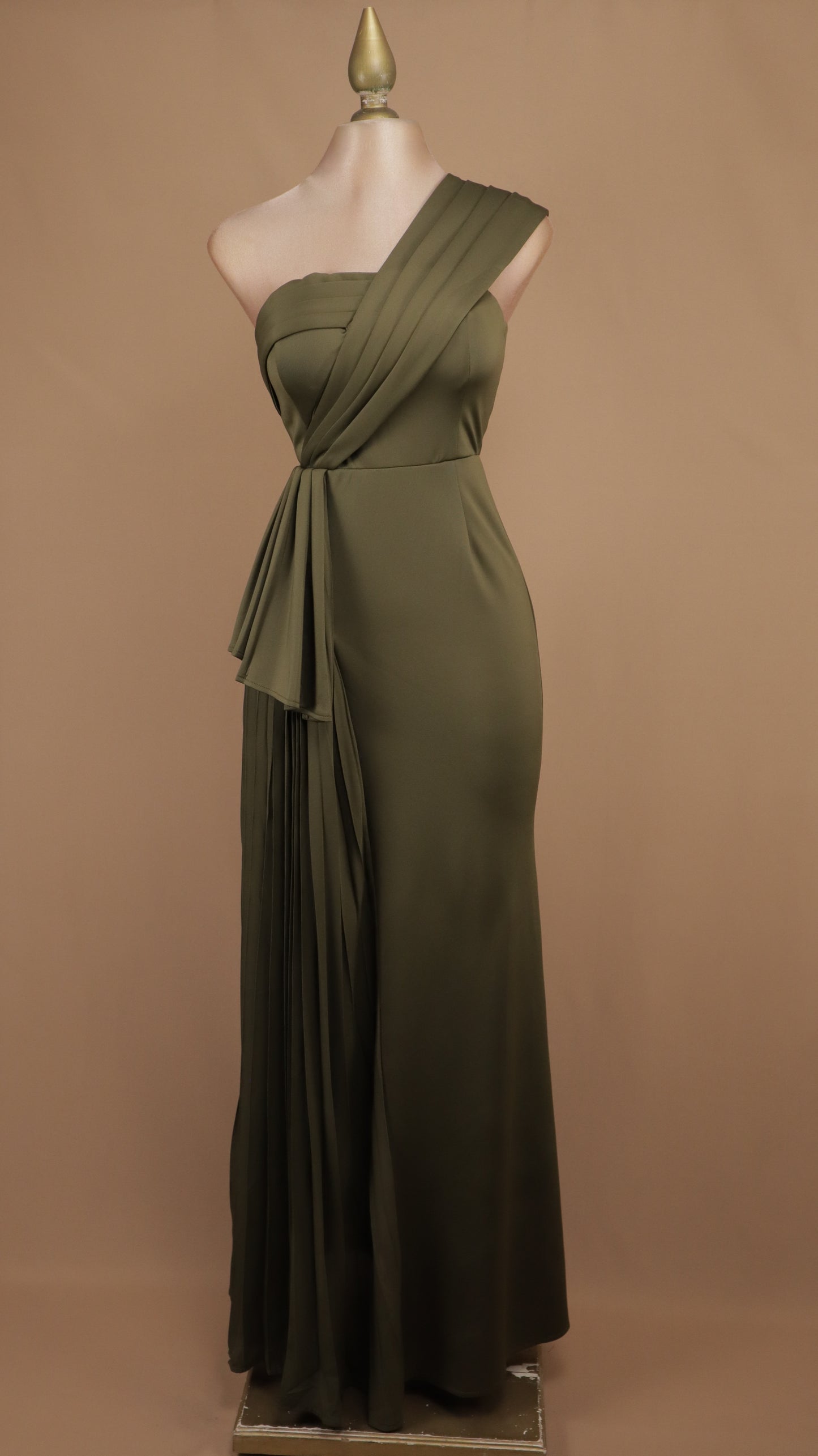 Vestido largo asimétrico con banda plisada y sobrefalda