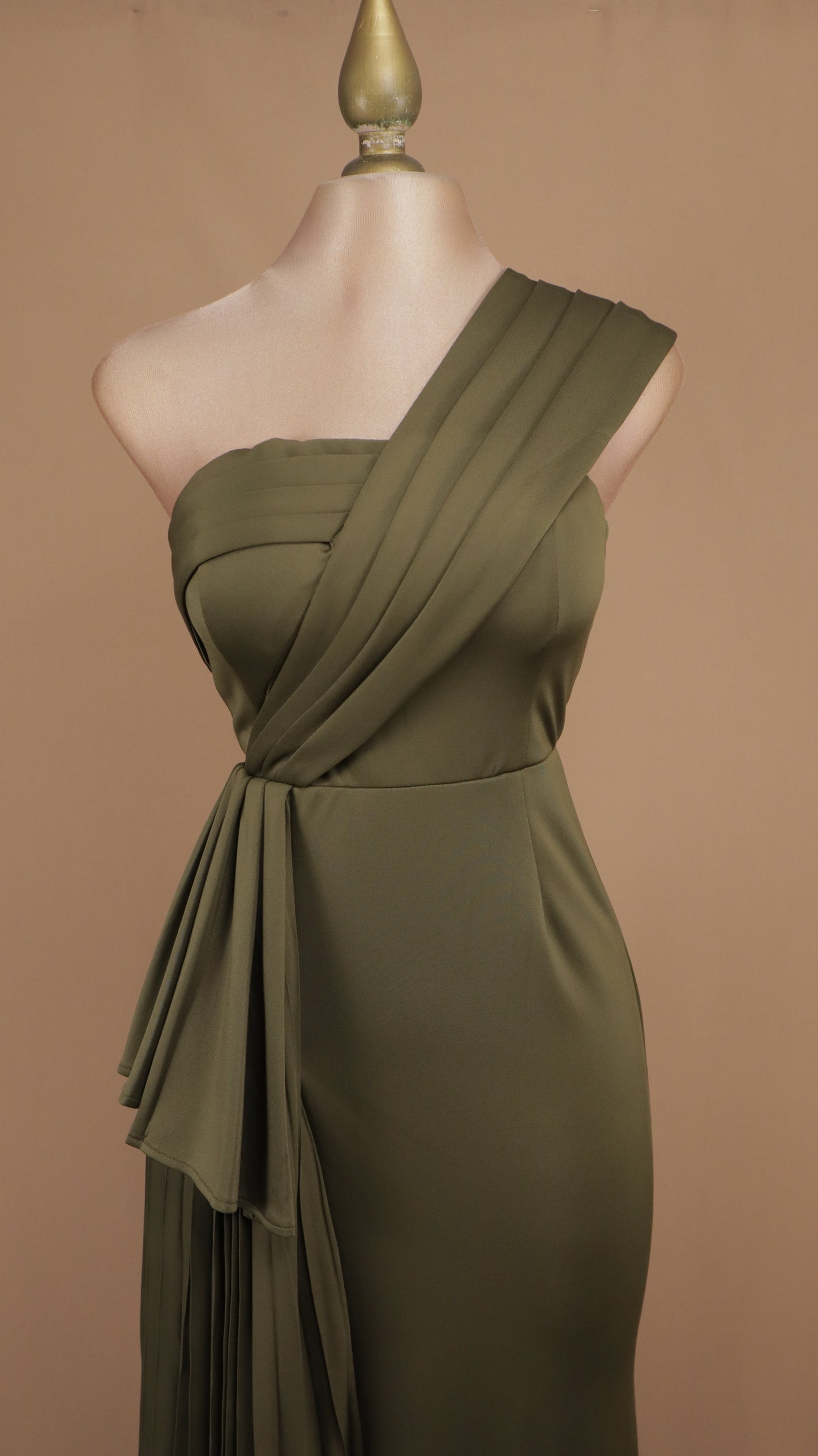Vestido largo asimétrico con banda plisada y sobrefalda