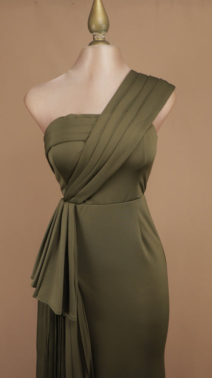 Vestido largo asimétrico con banda plisada y sobrefalda