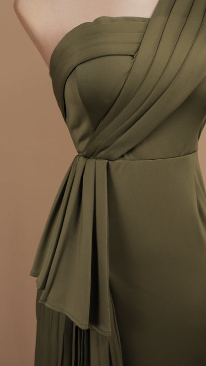 Vestido largo asimétrico con banda plisada y sobrefalda