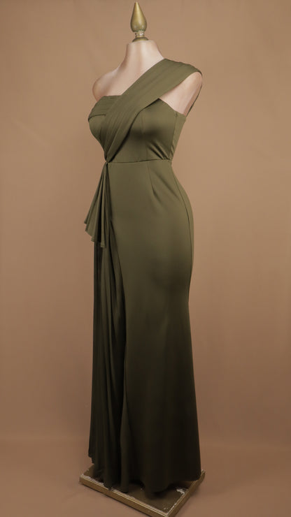 Vestido largo asimétrico con banda plisada y sobrefalda