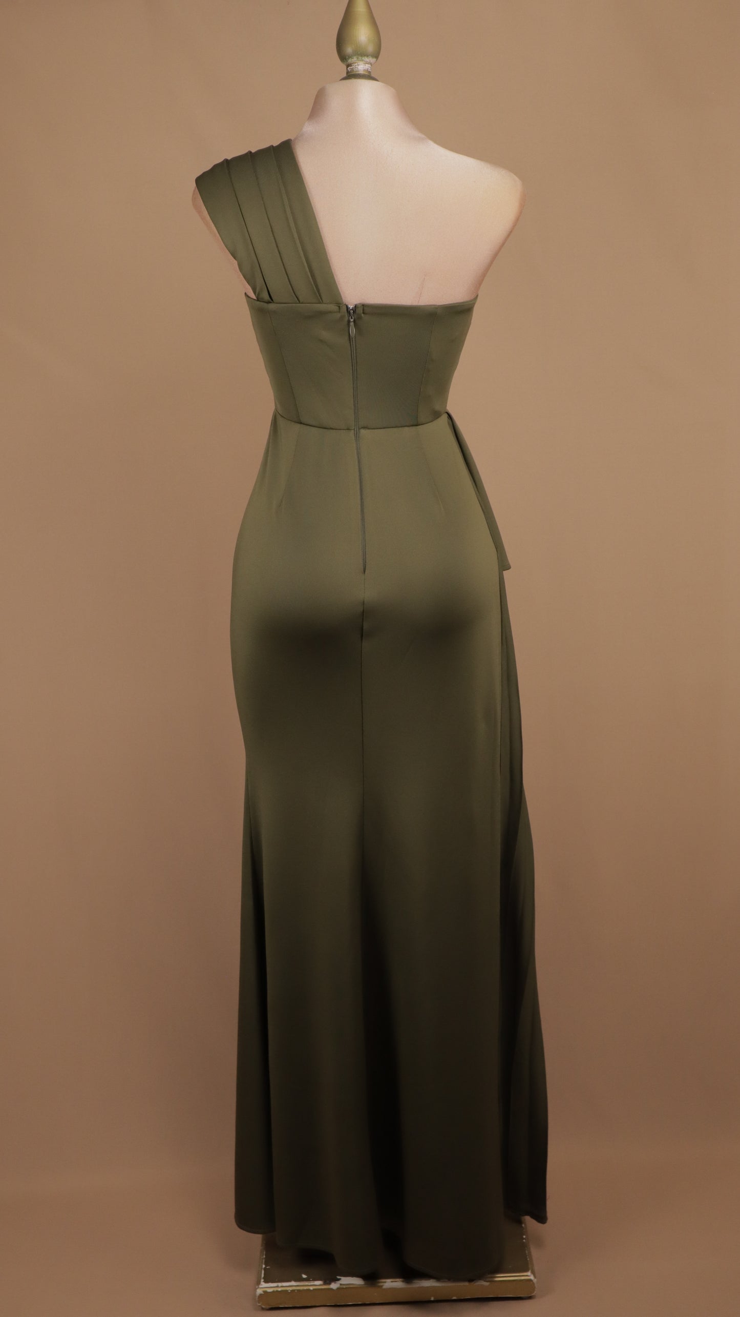 Vestido largo asimétrico con banda plisada y sobrefalda