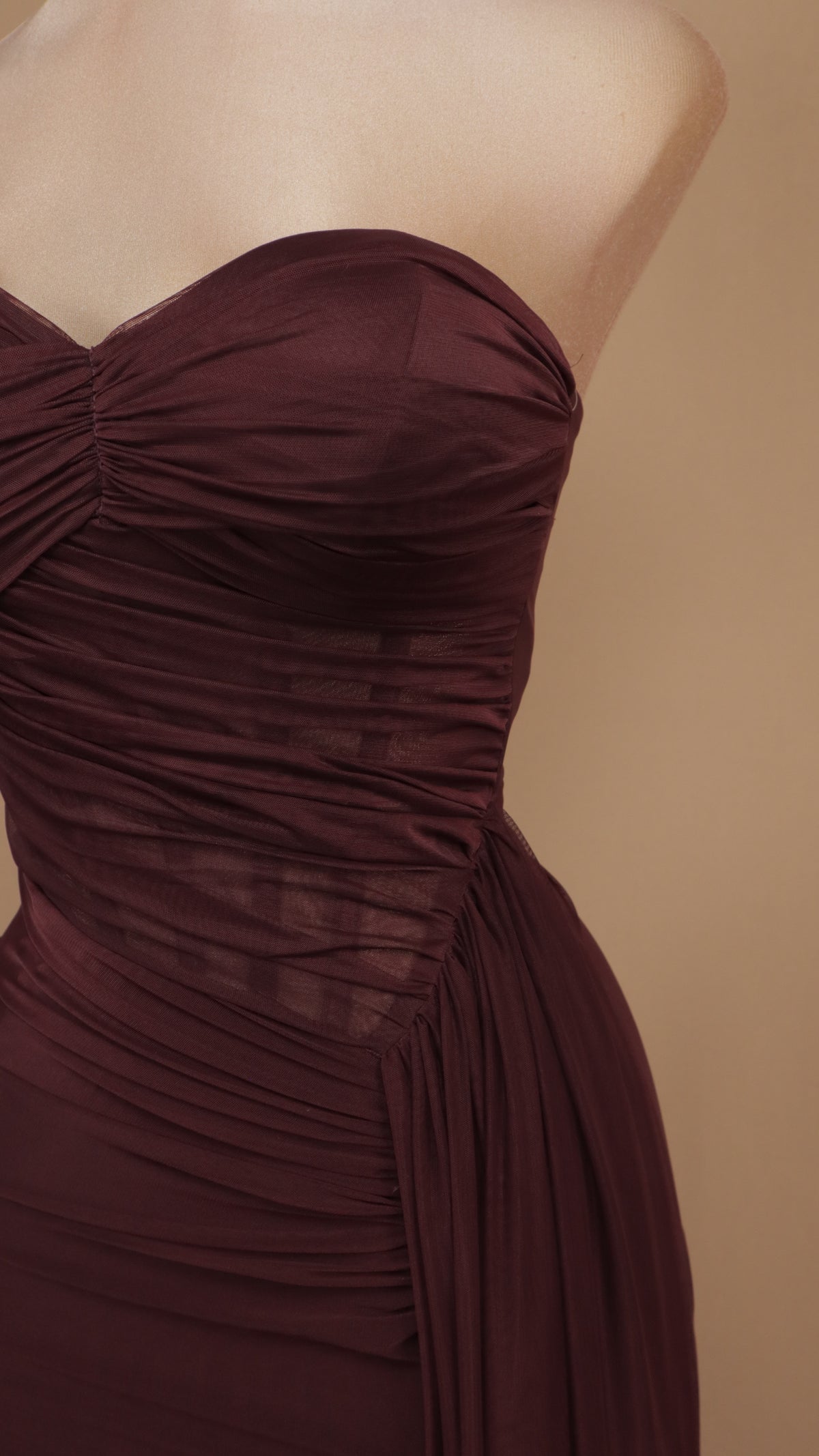Vestido largo estraple con cauda