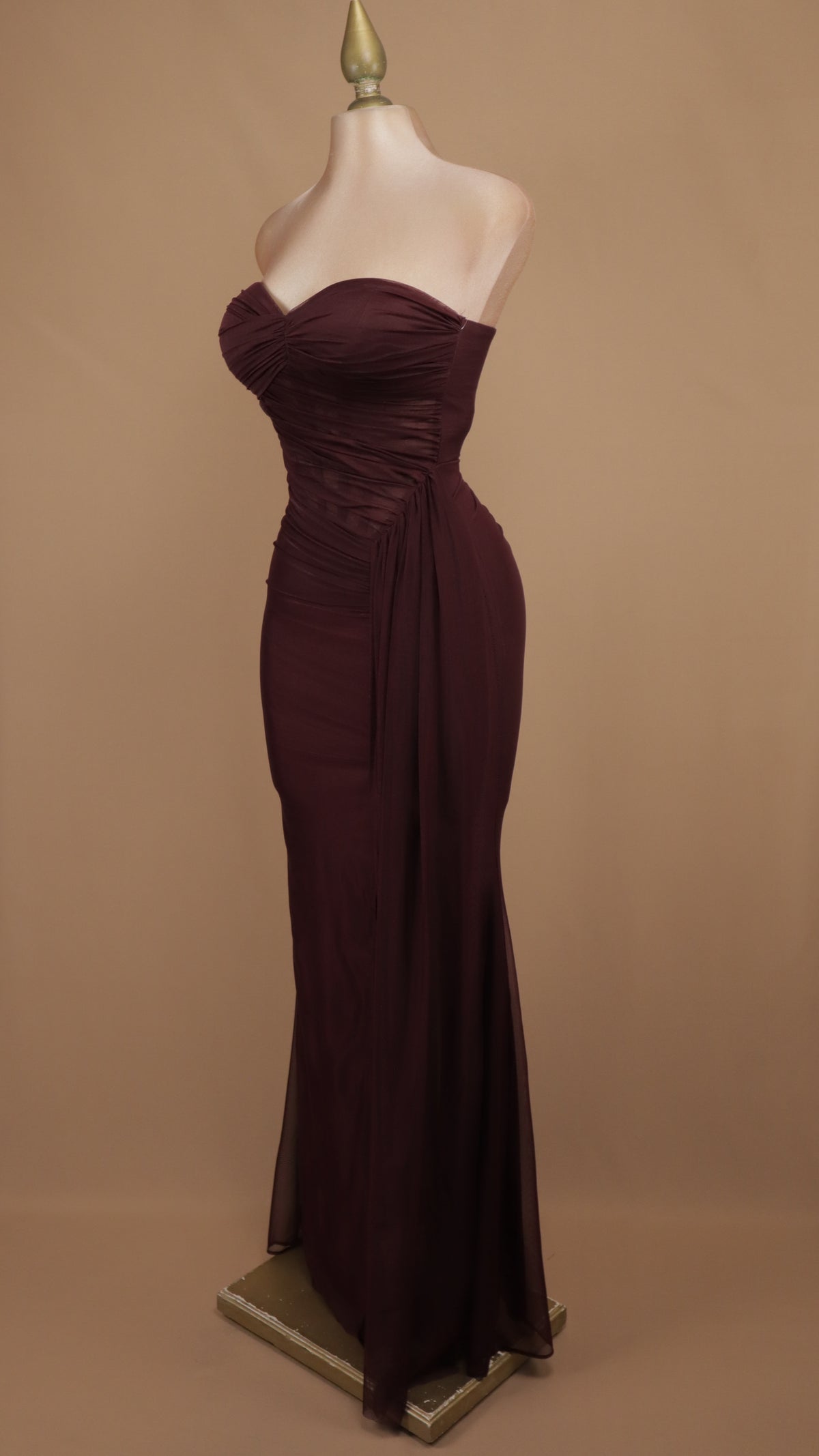 Vestido largo estraple con cauda