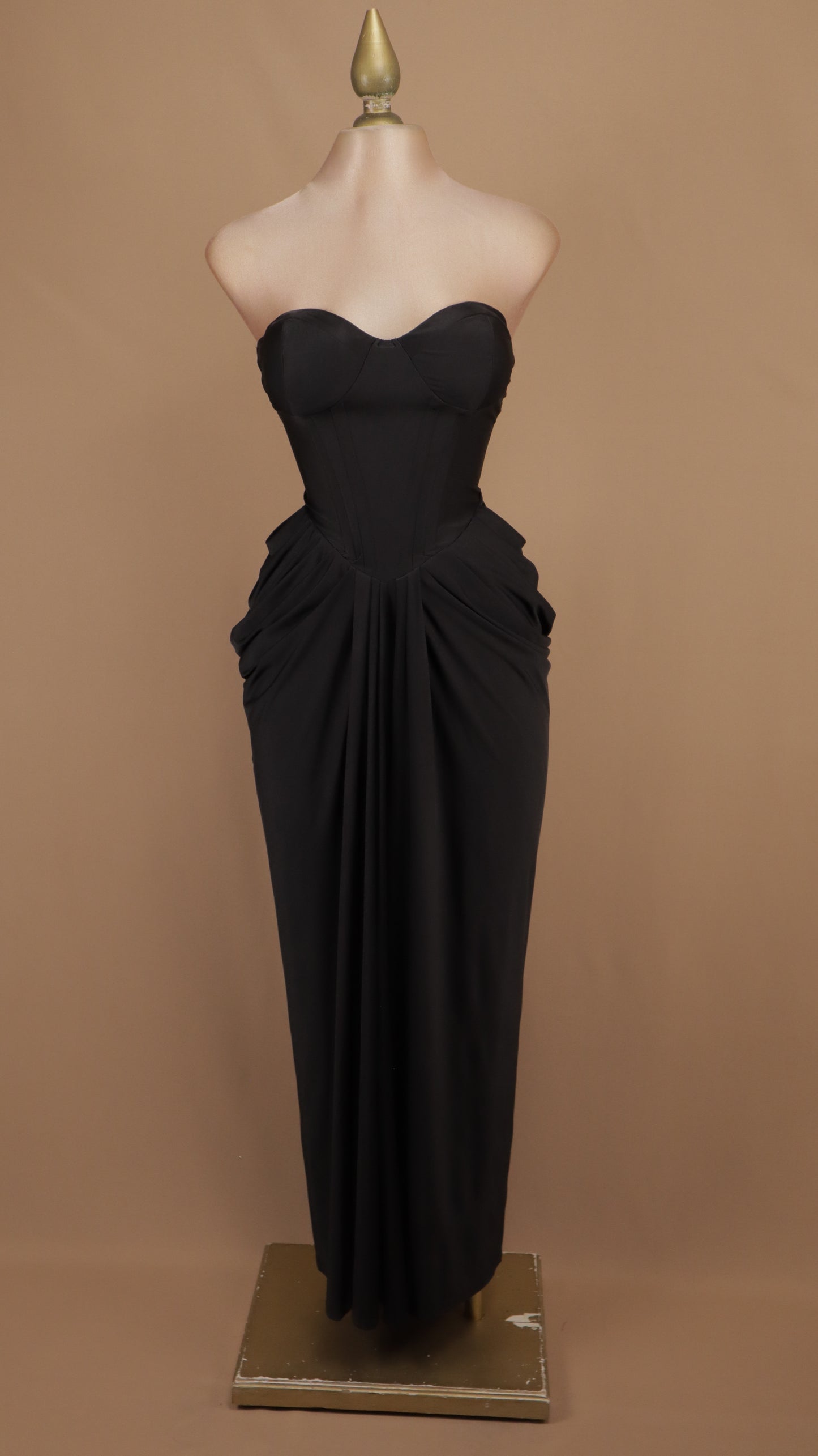 Vestido largo strapless con corsé y pliegue en cadera