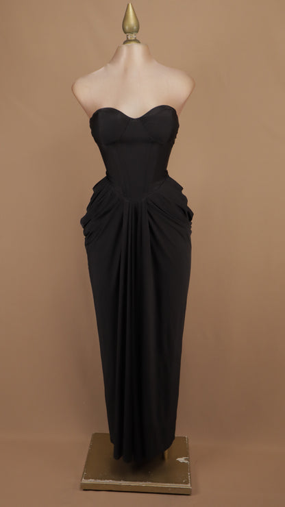 Vestido largo strapless con corsé y pliegue en cadera