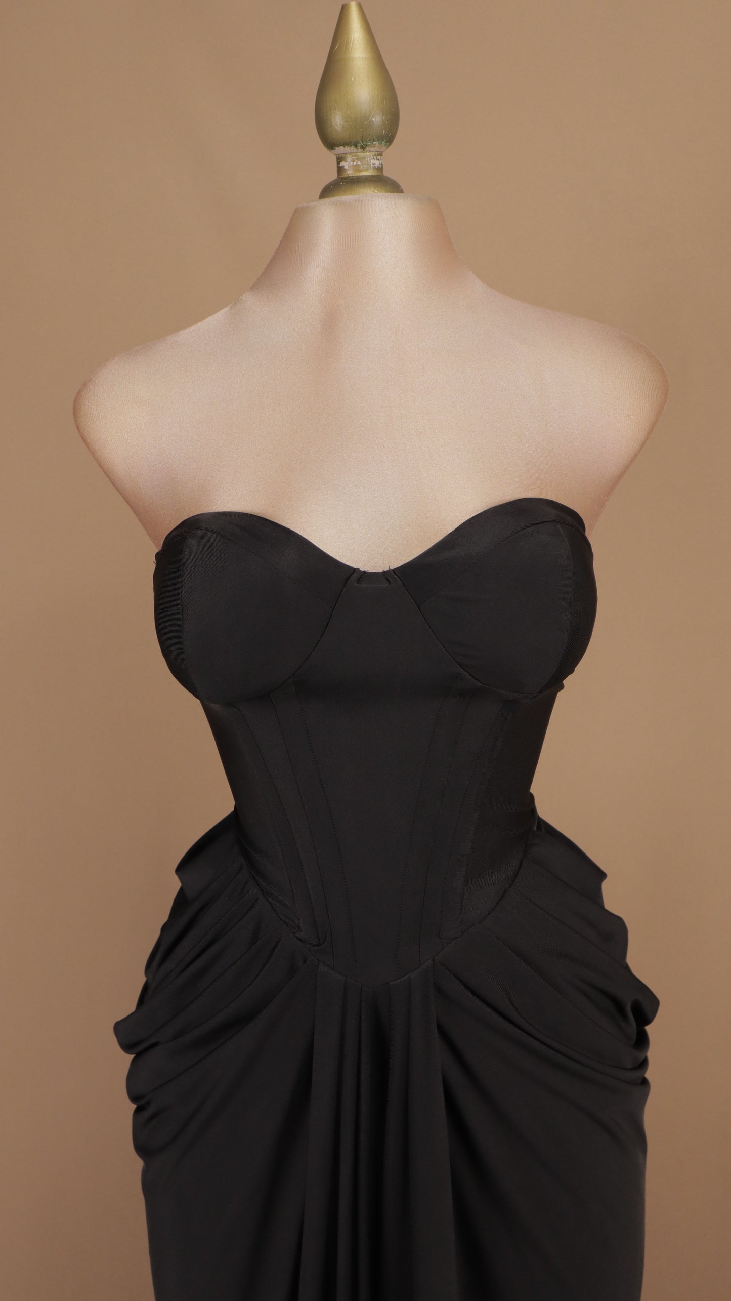 Vestido largo strapless con corsé y pliegue en cadera
