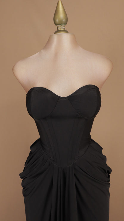 Vestido largo strapless con corsé y pliegue en cadera